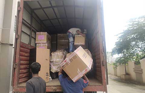 Leoreliable-Packers-Movers-Loading02.jpg