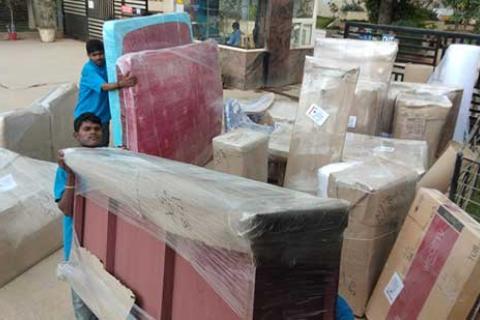 Latway-Cargo-Packers-Movers-Unloading.jpg