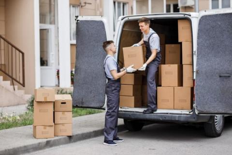 Vaishnavi-packers-and-movers-unloading